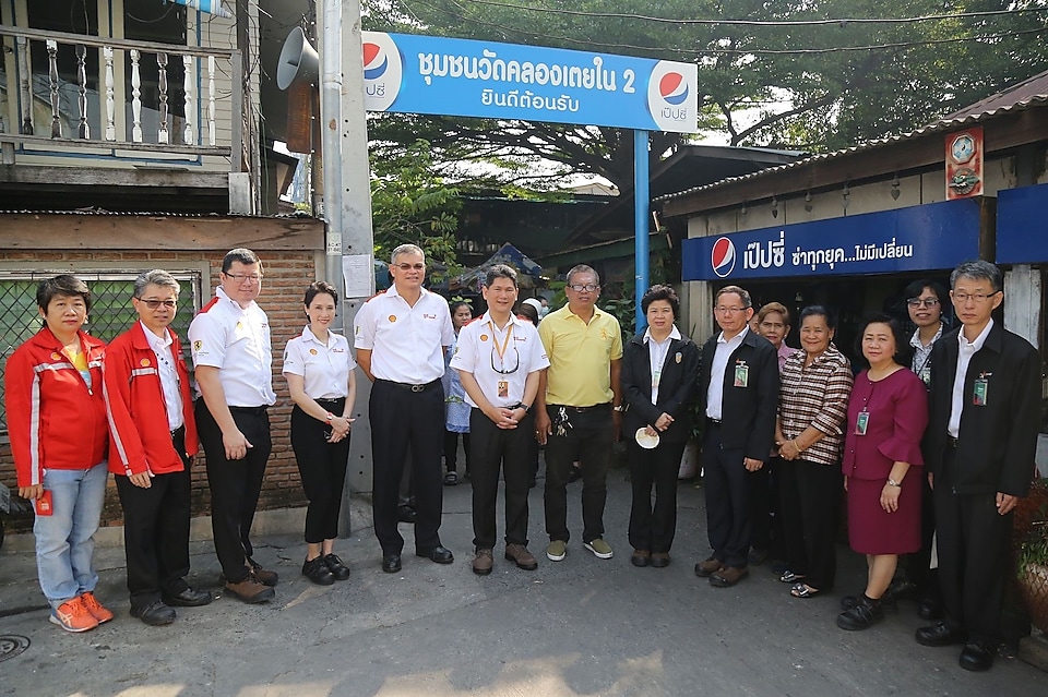 Officials from the Department of Energy Business also visited the nearby Wat Klong Toey Nai community