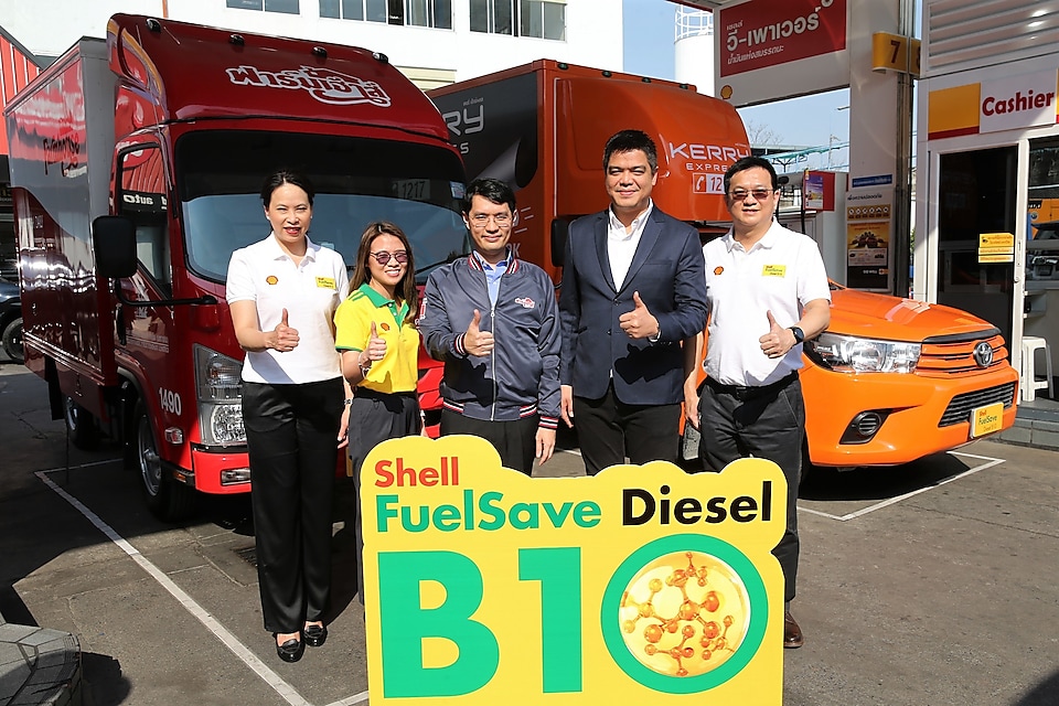 (From left): Ms. Ornuthai Na Chiangmai, Executive Director Retail Business of The Shell Company of Thailand Limited, Ms. Suwara Supreeyathitikul, Thailand Business Manager – Shell Fleet Solutions, The Shell Company of Thailand Limited , Mr.Apisate Thammanomai, Vice Managing Director, President Bakery Public Company Limited, Mr.Warawut Natpradith, Chief Commercial Officer, Kerry Express (Thailand), and Mr. Kamon Kongsakulvatanasook , Vice Executive Director – Retail Business, The Shell Company of Thailand Limited 