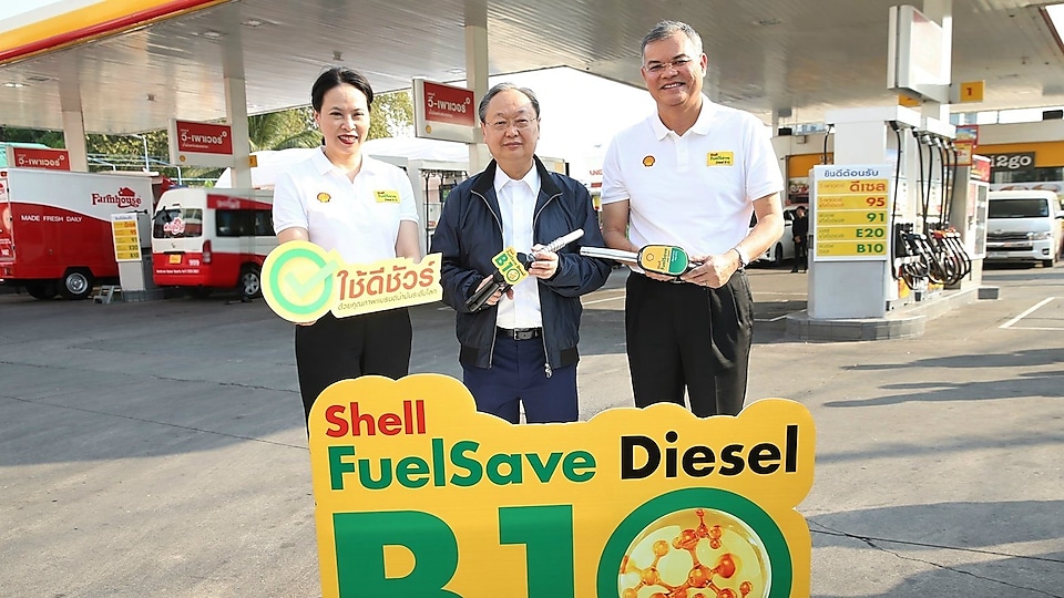 Ms. Ornuthai Na Chiangmai, Executive Director Retail Business of The Shell Company of Thailand Limited, Mr. Sontirat Sontijirawong, Minister of Energy and Mr. Panun Prachuabmoh, Country Chairman of The Shell Company of Thailand Limited, at the launch of the new Shell FuelSave Diesel B10