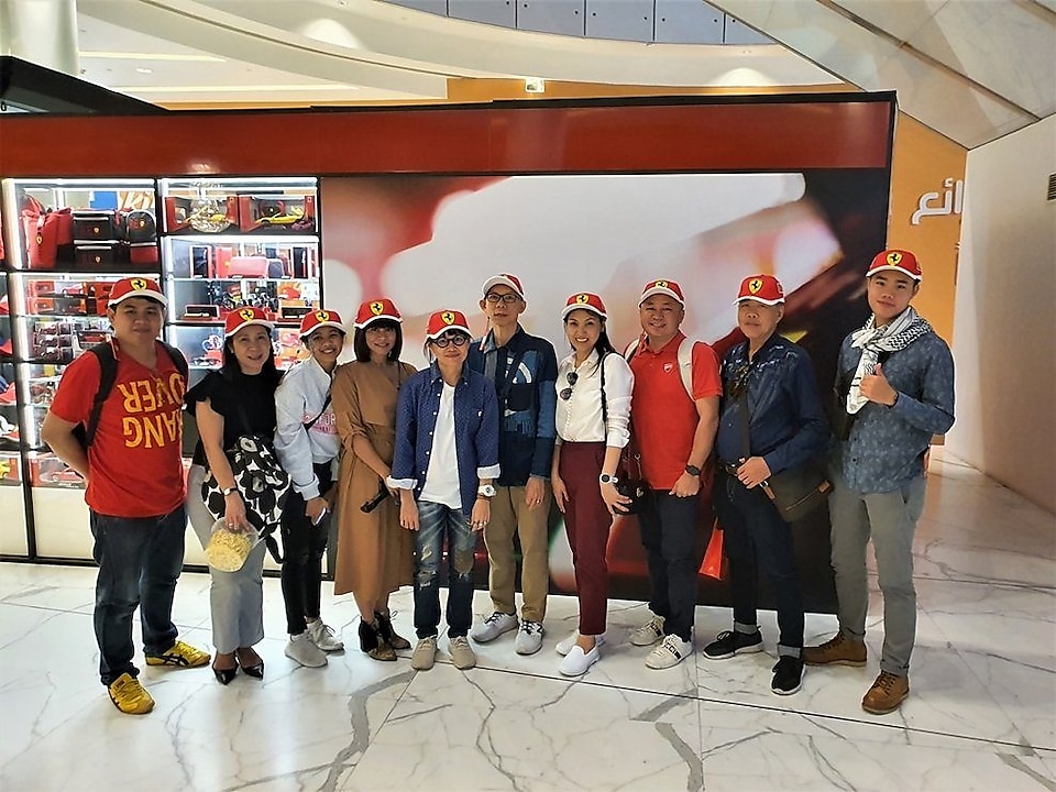 Shell and SCB executives with the eight lucky winners from the campaign “Win an Exclusive Dubai Trip with Shell and SCB”