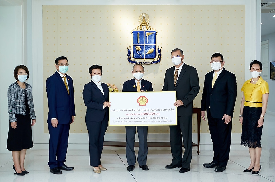 The Shell Company of Thailand Ltd., led by Mr. Panun Prachuabmoh, Country Chairman, presents the check donation to the Chaipattana Foundation, received by Dr. Sumet Tantivejkul, Secretary-General of The Chaipattana Foundation.