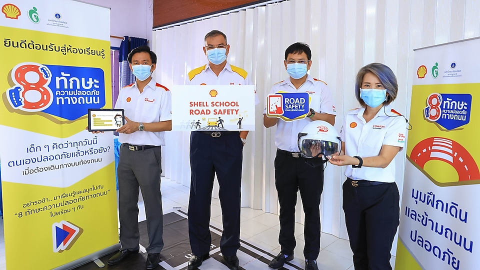 Mr. Panun Prachuabmoh (second from the left), Country Chairman of the Shell Company of Thailand Limited, together with Mr. Ong-Artpan Posri (second from the right), Executive Director - Facility Management, led their staff in participating in the ‘Shell School Road Safety’ programme.