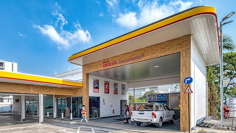 Shell HELIX OIL CHANGE+ and Shell Car Wash offer quality car servicing with an exclusive customer lounge