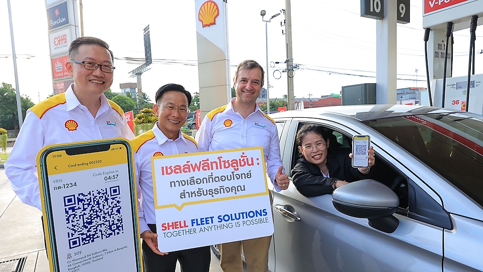 The Shell Company of Thailand Limited, led by Mr. Giorgio Delpiano (right), SVP Fleet Solutions and E-Mobility, Mr. Ruengsak Sritanawiboonchai (left), Executive Director of Mobility Business, and Soonthorn Srilekarat (middle), Director of Fleet Solutions Thailand, launches the first ‘Shell Card QR’ in Thailand to bring ease to fleet customers.