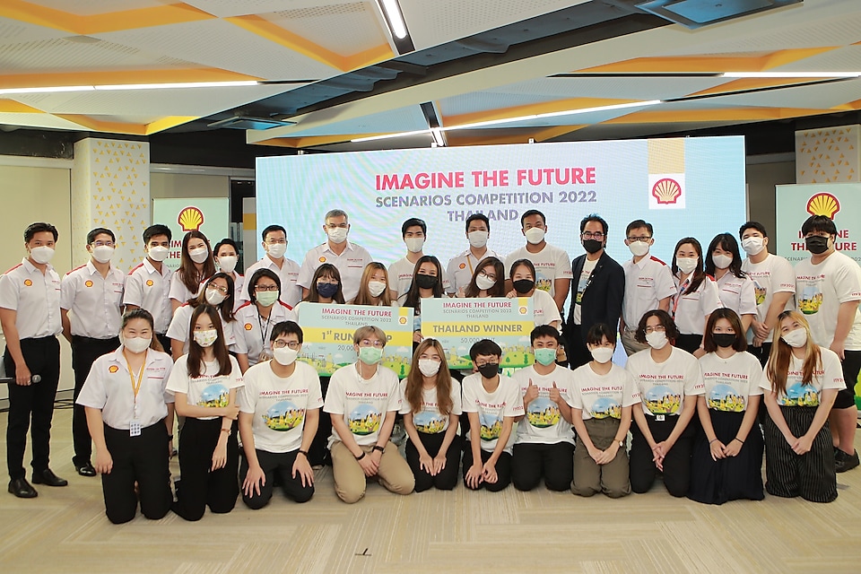  The students who participated in the Imagine the Future Scenarios Competition 2022, together with executives of the Shell Company of Thailand Limited, the judges, and Shell’s volunteer mentors 