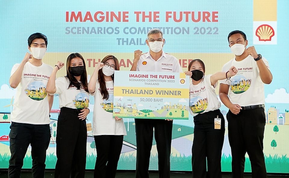 Panun Prachuabmoh, Country Chairman, The Shell Company of Thailand Limited, (4th from left) awards the first prize of Thailand's Imagine the Future Scenario Competition 2022 to the ‘Double Powerpuffs’ team.