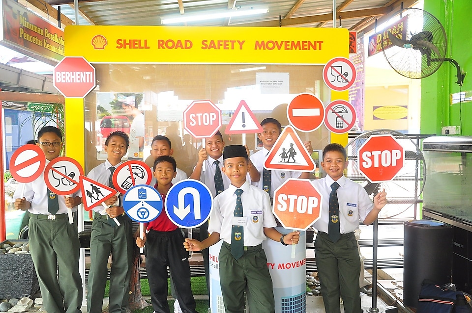 School children holding shell safety signs for #shellselamatsampai