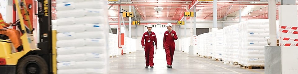 พนักงานสองคนกำลังเดินอยู่ในโรงงาน