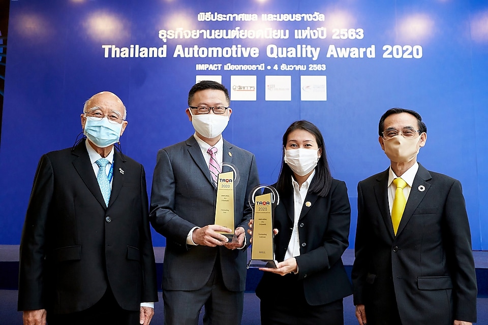 Mr. Ruengsak Srithanawiboonchai (2nd left), Acting Executive Director of Retail Business, and Ms. Natchaya Chanphatthana (2nd right), Country Marketing Manager, Lubricants, The Shell Company of Thailand Limited.
