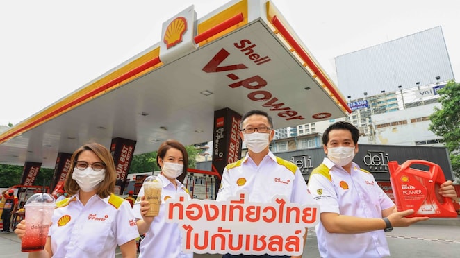 Executives of the Shell Company of Thailand Ltd., led by Mr. Ruengsak Srithanawiboonchai, (3rd from left) Executive Director of Retail Business, introduces the ‘Travel Thailand Together with Shell’ campaign to support Thailand’s economy and tourism, celebrating the high season with full-throttle promotions to be offered throughout the year.