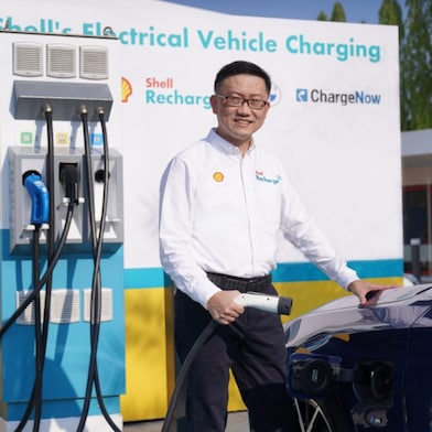 Mr.Ruengsak Sritanawiboonchai, Acting Executive Director – Retail Business of The Shell Company of Thailand Limited