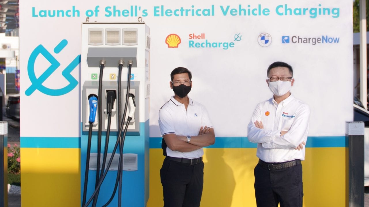 Mr. Ruangsak Sritanawiboonchai (right) takes a photo with Mr. Krisada Utamote (left) at the first Shell Recharge electric vehicle charging point.