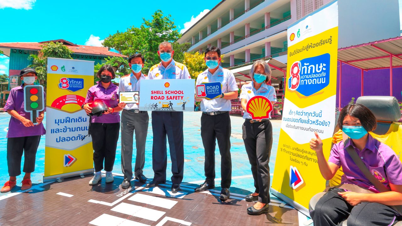 The Shell Company of Thailand Limited, led by Mr. Panun Prachuabmoh (centre) - Country Chairman, together with Mr. Ong-Artpan Posri (third from the right), Executive Director Facility Management, Ms. Sudarat Peetakanont (second from the right), External Relations Advisor and Mr. Ratchatapong Boonwatsakul (third from the left), Country HSSE Manager, participated in the lessons under the ‘Shell School Road Safety’ programme at Wat Bangkorbua School, Samut Prakan.