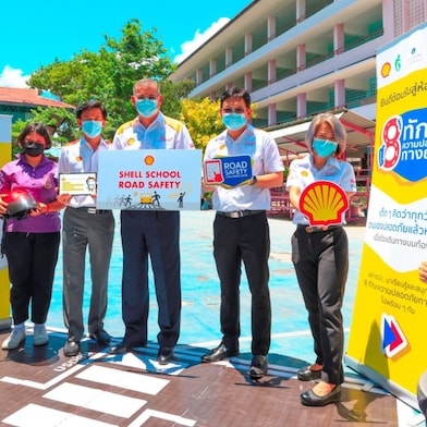 The Shell Company of Thailand Limited, led by Mr. Panun Prachuabmoh (centre) - Country Chairman, together with Mr. Ong-Artpan Posri (third from the right), Executive Director Facility Management, Ms. Sudarat Peetakanont (second from the right), External Relations Advisor and Mr. Ratchatapong Boonwatsakul (third from the left), Country HSSE Manager, participated in the lessons under the ‘Shell School Road Safety’ programme at Wat Bangkorbua School, Samut Prakan.