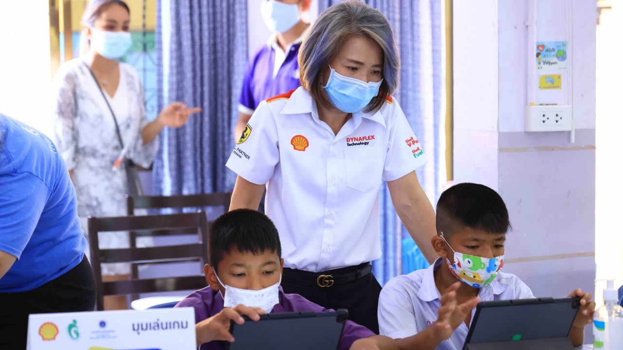 The Shell Company of Thailand Limited, led by Mr. Panun Prachuabmoh - Country Chairman, delivered the lessons under the ‘Shell School Road Safety’ programme.
