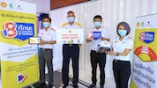 Mr. Panun Prachuabmoh (second from the left), Country Chairman of the Shell Company of Thailand Limited, together with Mr. Ong-Artpan Posri (second from the right), Executive Director - Facility Management, led their staff in participating in the ‘Shell School Road Safety’ programme.