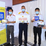 Mr. Panun Prachuabmoh (second from the left), Country Chairman of the Shell Company of Thailand Limited, together with Mr. Ong-Artpan Posri (second from the right), Executive Director - Facility Management, led their staff in participating in the ‘Shell School Road Safety’ programme.