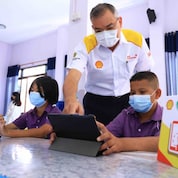 The Shell Company of Thailand Limited, led by Mr. Panun Prachuabmoh - Country Chairman, delivered the lessons under the ‘Shell School Road Safety’ programme.