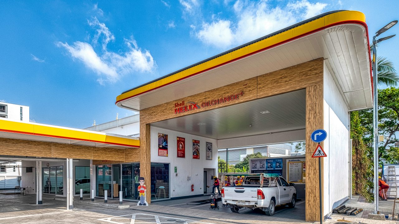 Shell HELIX OIL CHANGE+ and Shell Car Wash offer quality car servicing with an exclusive customer lounge