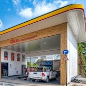 Shell HELIX OIL CHANGE+ and Shell Car Wash offer quality car servicing with an exclusive customer lounge