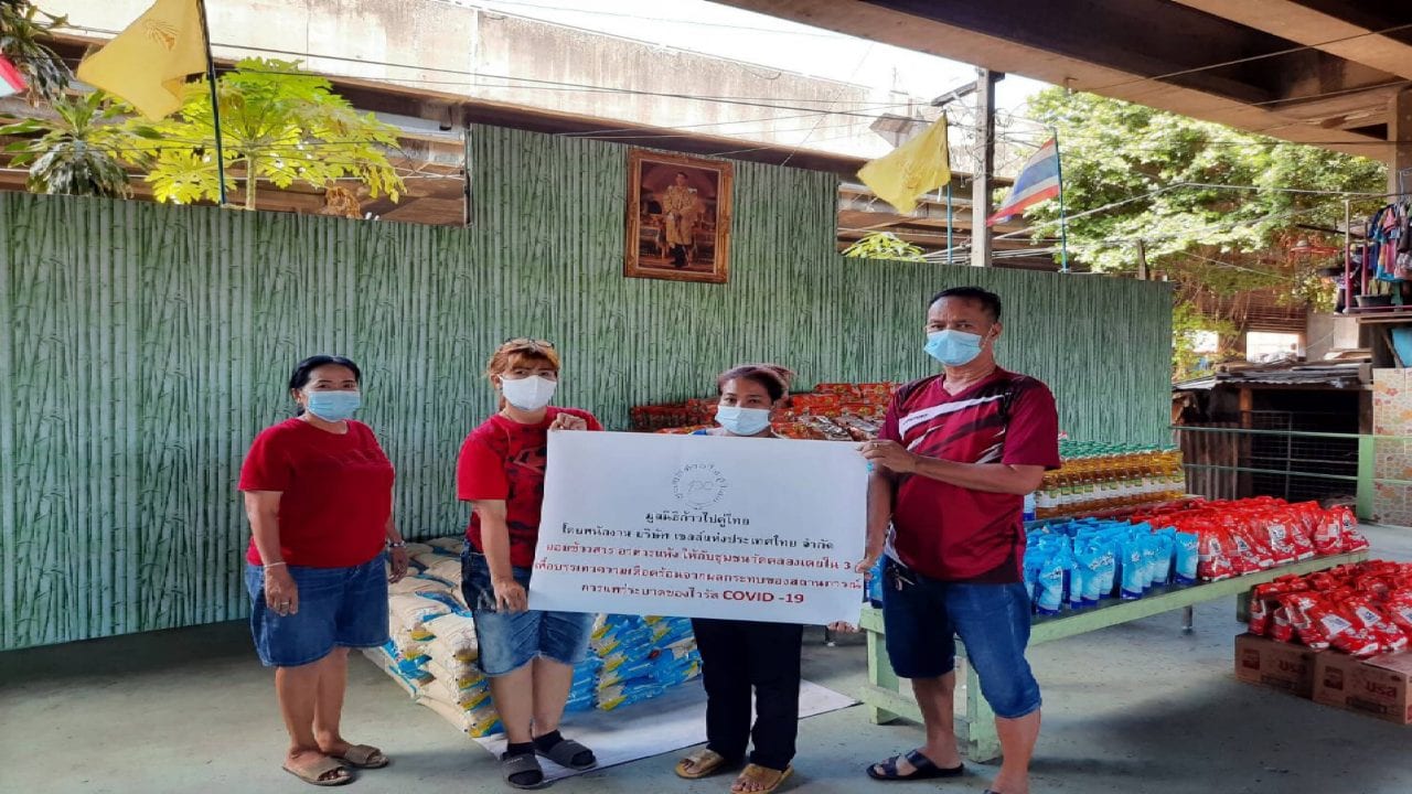 The Onwards with Thai Foundation by Shell Thailand’s employees aids residents of the Wat Khlong Toei communities who have been affected by the COVID-19 pandemic.