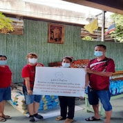 The Onwards with Thai Foundation by Shell Thailand’s employees aids residents of the Wat Khlong Toei communities who have been affected by the COVID-19 pandemic.