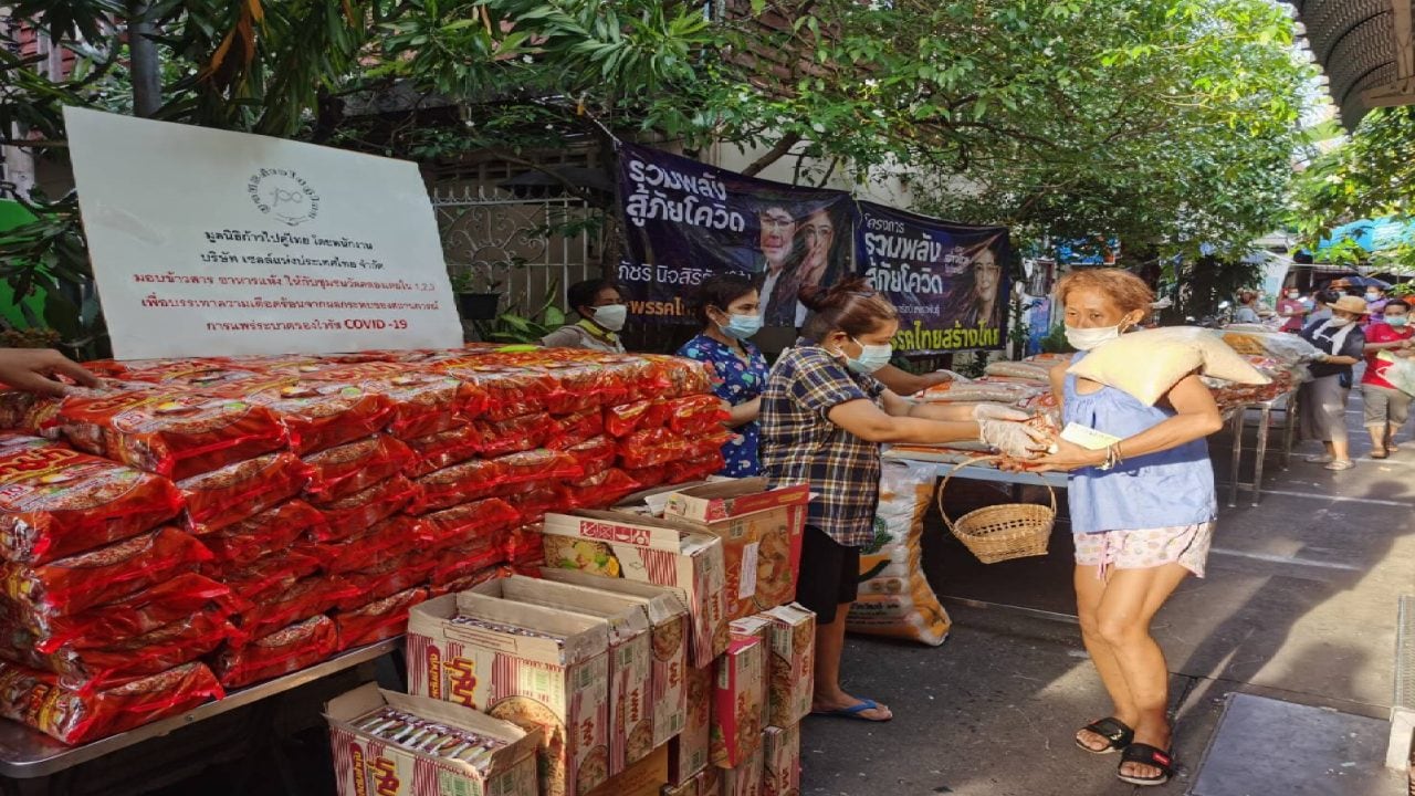 The Onwards with Thai Foundation by Shell Thailand’s employees aids residents of the Wat Khlong Toei communities who have been affected by the COVID-19 pandemic.