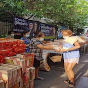 The Onwards with Thai Foundation by Shell Thailand’s employees aids residents of the Wat Khlong Toei communities who have been affected by the COVID-19 pandemic.