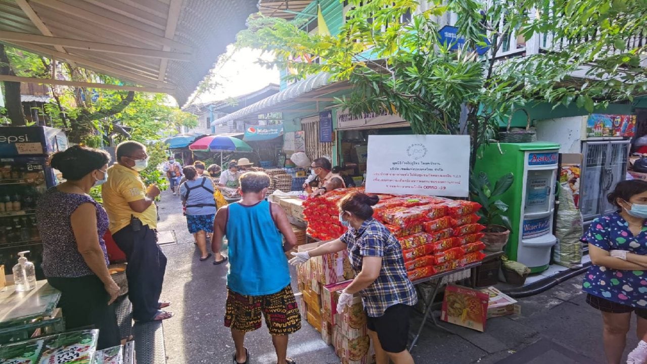 The Onwards with Thai Foundation by Shell Thailand’s employees aids residents of the Wat Khlong Toei communities who have been affected by the COVID-19 pandemic.