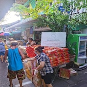 The Onwards with Thai Foundation by Shell Thailand’s employees aids residents of the Wat Khlong Toei communities who have been affected by the COVID-19 pandemic.