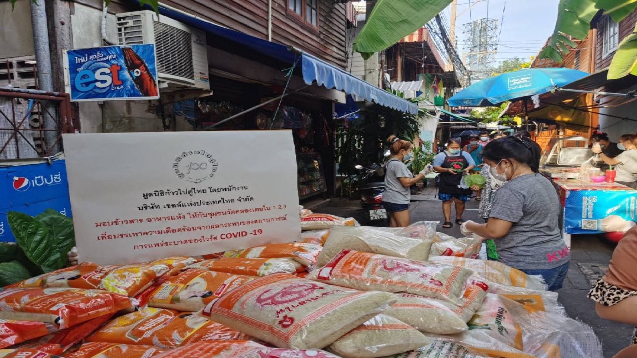 The Onwards with Thai Foundation by Shell Thailand’s employees aids residents of the Wat Khlong Toei communities who have been affected by the COVID-19 pandemic.