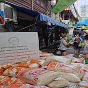 The Onwards with Thai Foundation by Shell Thailand’s employees aids residents of the Wat Khlong Toei communities who have been affected by the COVID-19 pandemic.