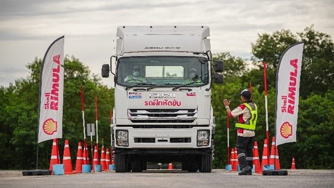 Truckers participating in the third year of ‘Truck Heroes Drive Safely with Shell Rimula’ program