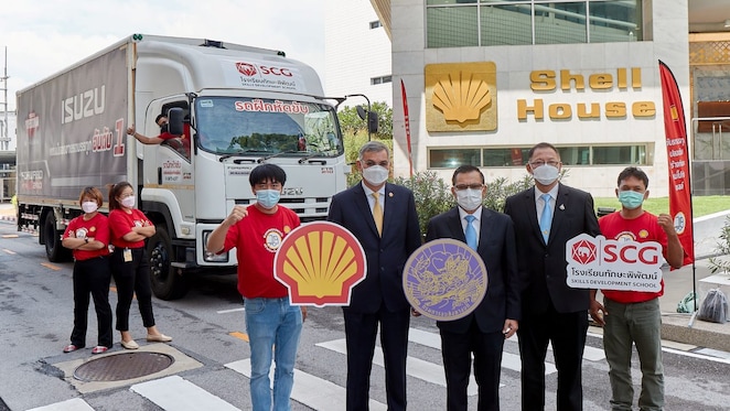 Mr. Chirute Visalachitra, Director General, The Department of Land Transport (DLT) (centre), Mr. Panun Prachuabmoh, Country Chairman, The Shell Company of Thailand Ltd. (2nd left) and Mr. Chalat Wongsanguan, Sustainable Solutions Business Director, SCG Logistics Management Co., Ltd. and Managing Director, SCG Skills Development Co., Ltd. (2nd right)