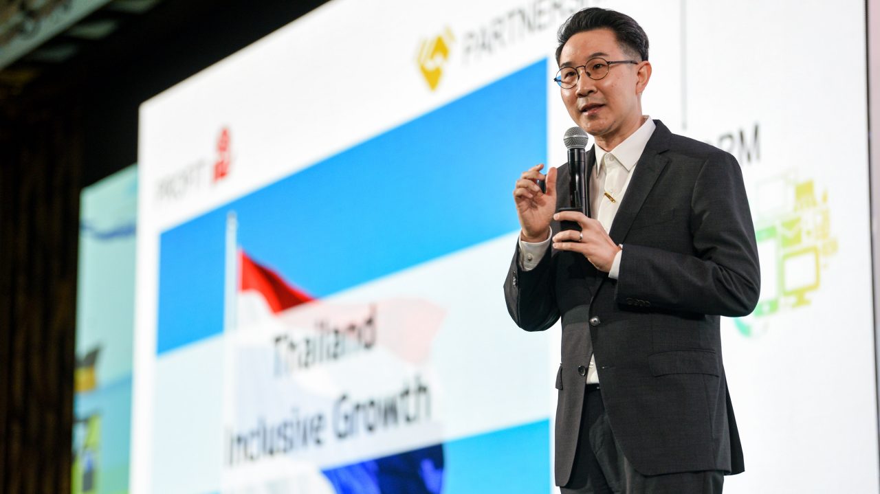 Prof. Dr. Pisut Painmanakul, Secretary to the Minister of Energy, rendered a speech entitled ‘Thailand's Decarbonization Policy in the Energy Sector’.