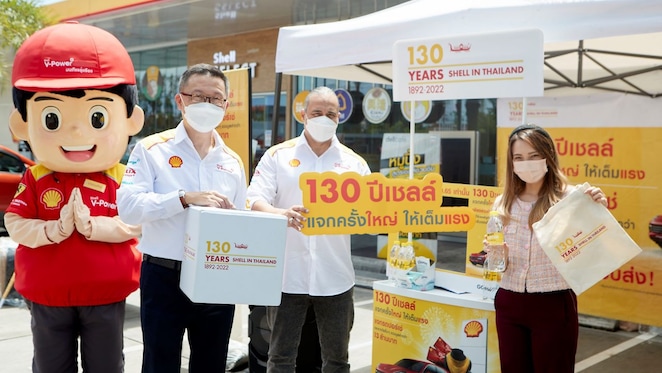 Mr. Amr Adel (center), Senior Vice President, Shell Mobility East, and Mr. Ruengsak  Srithanawiboonchai (left), Executive Director of Mobility Business, The Shell Company of Thailand Limited show appreciation to Thai customers.