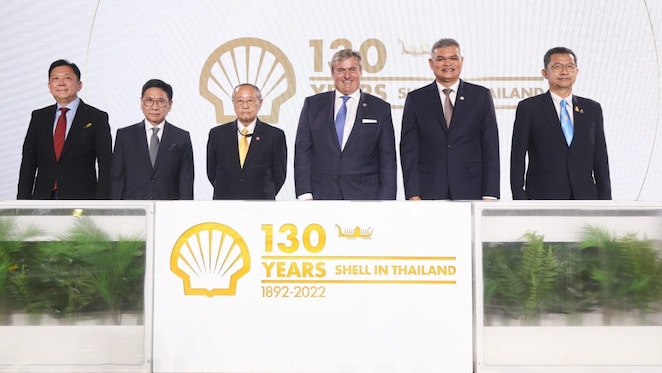 (From left to right) Mr. Jatuporn Burusphat, Permanent Secretary of the Ministry of Natural Resources and Environment; Mr. Kulit Sombatsiri, Permanent Secretary of Ministry of Energy; Mr. Sumet Tantivejkul, Secretary-General of the Chaipattana Foundation; Mr. Istvan Kapitany, Global Executive Vice President of Shell Mobility; Mr. Panun Prachuabmoh, Country Chairman of The Shell Company of Thailand Limited; and Mr. Teeraphat Prayurasit, Permanent Secretary of the Prime Minister's Office