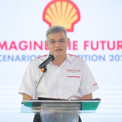  Panun Prachuabmoh, Country Chairman, The Shell Company of Thailand Limited gives the opening speech