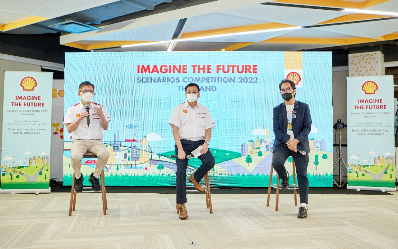 The panel of judges led by Ignatius Lim, APAC Corporate Relations International Senior Adviser, Shell Singapore (left); Kamon Kongsakulvatanasook, Managing Director - Shell Property Development J.V., The Shell Company of Thailand Limited (middle); and Dr. Non Arkaraprasertkul, Senior Expert of the Digital Economy Promotion Agency (DEPA) (right) together discuss and conclude the national Imagine the Future Scenarios Competition 2022
