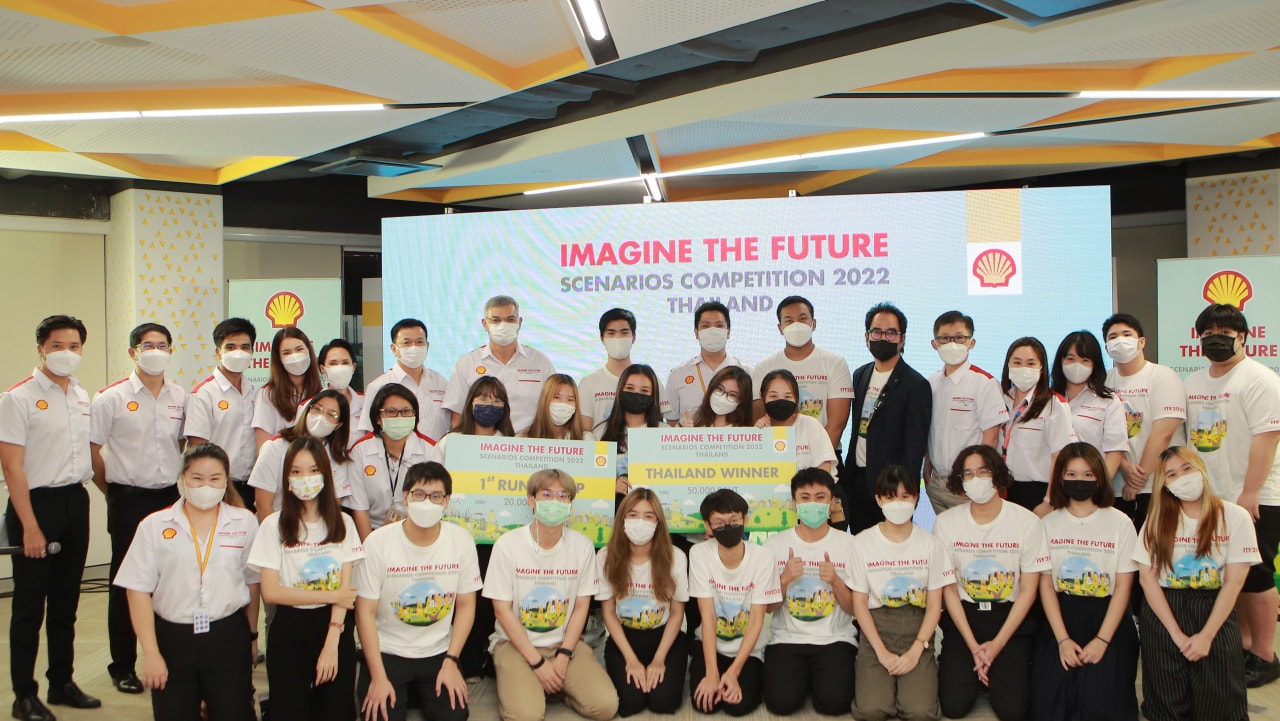  The students who participated in the Imagine the Future Scenarios Competition 2022, together with executives of the Shell Company of Thailand Limited, the judges, and Shell’s volunteer mentors 