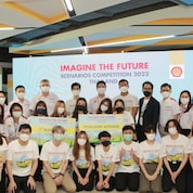  The students who participated in the Imagine the Future Scenarios Competition 2022, together with executives of the Shell Company of Thailand Limited, the judges, and Shell’s volunteer mentors 