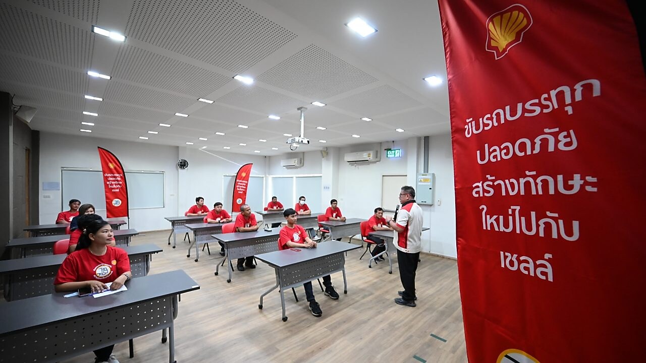 ติวเข้มทั้งภาคทฤษฎีและภาคปฏิบัติไม่น้อยกว่า 30 ชั่วโมง ให้รอบรู้เทคนิคการขับขี่อย่างถูกต้องตามที่กฎหมายกำหนด เพื่อสร้างสิ่งแวดล้อมการขับขี่อย่างปลอดภัย