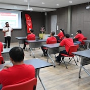 ติวเข้มทั้งภาคทฤษฎีและภาคปฏิบัติไม่น้อยกว่า 30 ชั่วโมง ให้รอบรู้เทคนิคการขับขี่อย่างถูกต้องตามที่กฎหมายกำหนด เพื่อสร้างสิ่งแวดล้อมการขับขี่อย่างปลอดภัย