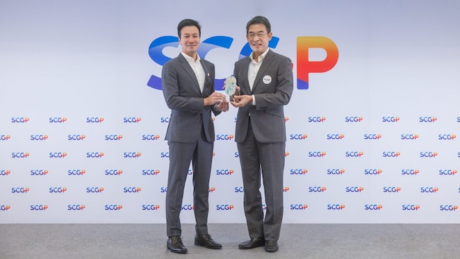 Shell is honored with the award from SCGP from using 100% PCR plastic to produce engine oil packaging.