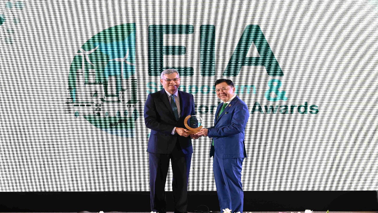 Mr. Panun Prachuabmoh, Country Chairman, the Shell Company of Thailand Limited (left) received the EIA Monitoring Awards 2023