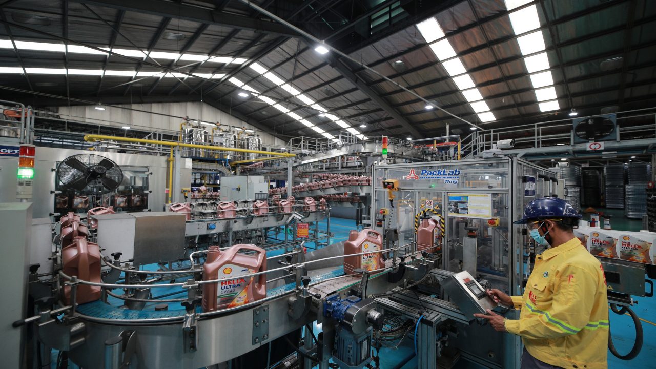 100% PCR packaging for premium engine oil “Shell Helix Ultra” is made from high quality plastic pellets.