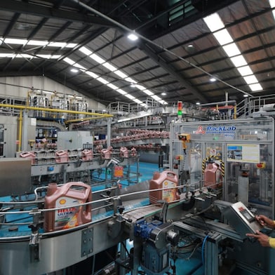 100% PCR packaging for premium engine oil “Shell Helix Ultra” is made from high quality plastic pellets.