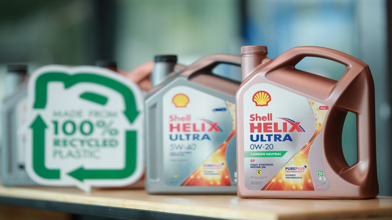 “Shell Helix Ultra” in the new recycled packaging is available in the market today.