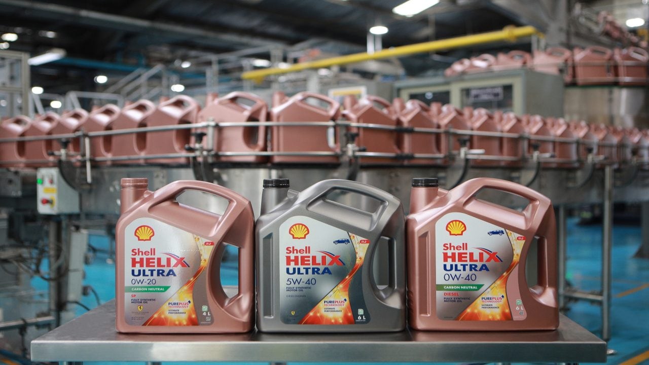 100% PCR packaging for premium engine oil “Shell Helix Ultra”