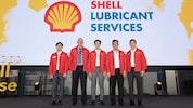 นายกมลพัทธ์ พหลโยธิน (ที่ 3 จากซ้าย) กรรมการบริหาร ธุรกิจน้ำมันหล่อลื่น บริษัท เชลล์แห่งประเทศไทย จำกัด นายไมเคิล ลองบอตท่อม (ที่ 2 จากซ้าย) และนายอลองโซ่ ซิลวา (ที่ 2 จากขวา) ผู้เชี่ยวชาญของเชลล์จากประเทศออสเตรเลีย และประเทศฟิลิปปินส์ 